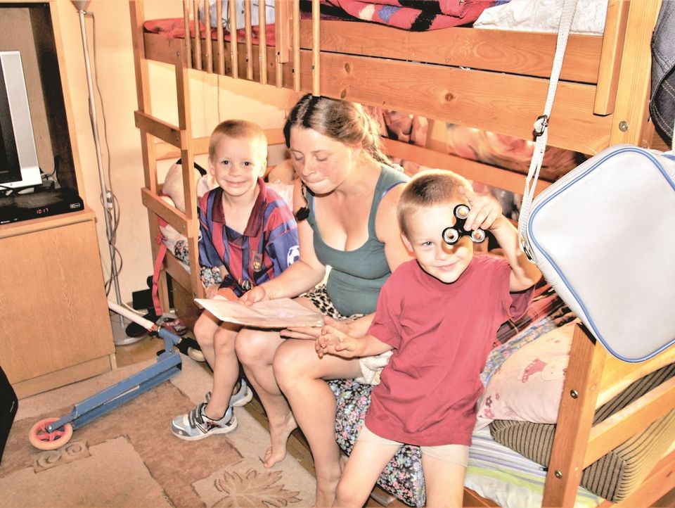 Spośród 1200 Stołów Wyprodukowanych Przez Firmę Ze Szczebrzeszyna Aż 108 Potrzebujemy pomocy! Rodzina ze Szczebrzeszyna mieszka w fatalnych