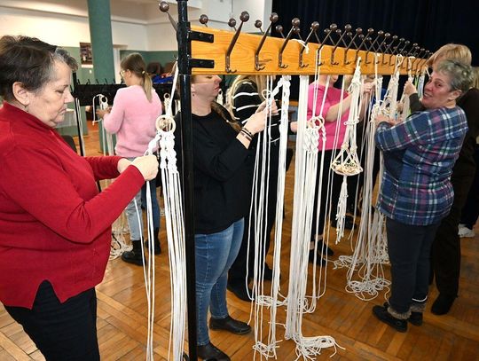 Na zdjęciu ubiegłoroczne warsztaty makramy w Majdanie Górnym w ramach projektu „Nie ma jak u babci!".