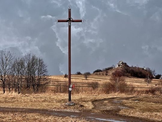 100 000 złotych zostawił na drodze pod krzyżem. Dla kogo i po co?