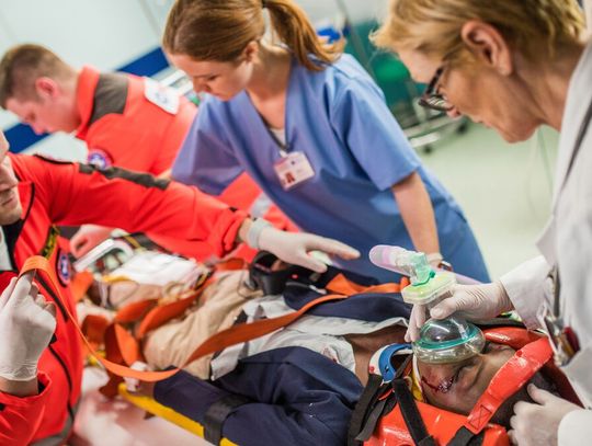 Kontrakty dla lekarzy sięgają nawet 100 tys. zł miesięcznie. A mimo to wciąż brakuje chętnych do pracy na SOR-ach. Powód? Między innymi ogromne obciążenie psychiczne.