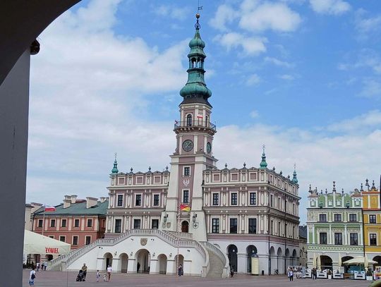 12 czerwca oficjalnym Świętem Miasta Zamościa. Radni podjęli historyczną decyzję Zamość ma oficjalne Święto Miasta! Sprawdź, dlaczego radni wybrali 12 czerwca i jaką historyczną rangę ma ta data.