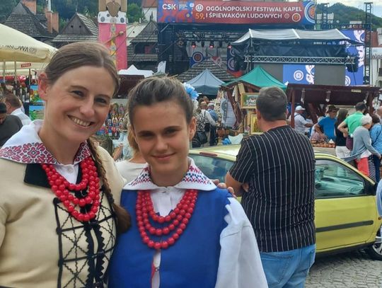 Martyna Sawa i Aleksandra Wołoszyn-Banaś na 59. Ogólnopolskim Festiwalu Kapel i Śpiewaków Ludowych w Kazimierzu Dolnym.