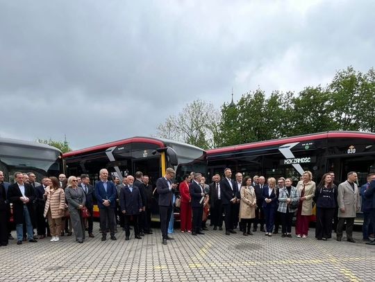 Piątkowa uroczystość zgromadziła licznych gości, którzy po części oficjalnej wybrali się na przejażdżkę nowymi pojazdami. Fot. UM Zamość
