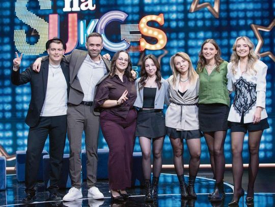 16-latka z Tarnogrodu (w środku) podbiła serca jurorów i wygrała ostatni odcinek „Szansy na Sukces”. Fot. FB/TVP2 – „Szansa na Sukces”