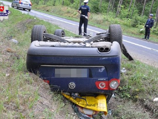 19-latka ranna w wypadku między Hedwiżynem a Panasówką. Volkswagen dachował w rowie