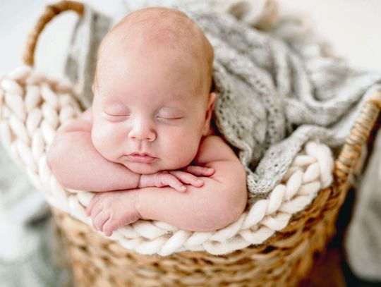 2 000 zł „na start” dla każdego nowo narodzonego Biłgorajanina? Spór o miejskie becikowe Na razie dane z początku 2026 r. są bezlitosne – do marca odnotowano zaledwie 14 urodzeń. Jeśli to tempo się utrzyma, tegoroczny wynik może być najgorszy w historii miasta.