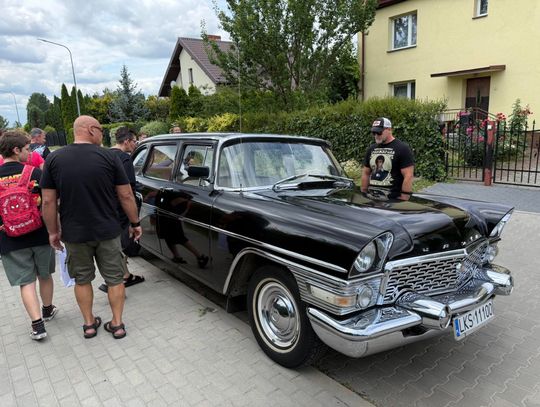 Na zlocie zaprezentowano samochody i motocykle z różnych okresów historii motoryzacji.