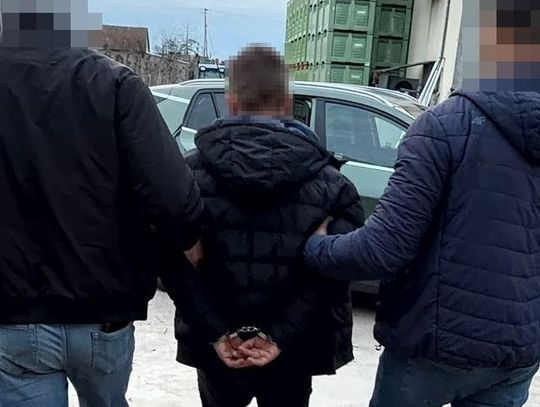 31-latek z Lubyczy Król. zatrzymany w Łódzkiem. Wydano za nim 2 listy gończe Kryminalni z tomaszowskiej komendy zajmujący się poszukiwaniami, zatrzymali 31-latka, za którym sąd wydał 2 listy gończe.