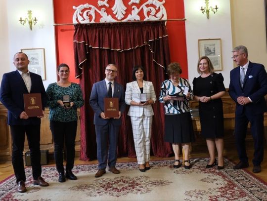 Burmistrz Wojciech Żukowski wręczył Medale za zasługi dla Tomaszowa Lubelskiego. Na zdjęciu osoby, które medale otrzymały, burmistrz oraz przewodnicząca Rady Miasta Monika Pikuła.
