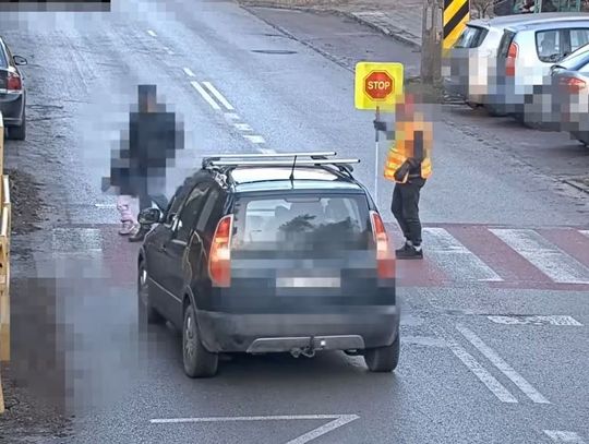 Kobieta za kierownicą osobowej skody momentalnie straciła prawo jazdy. Wszystko zaczęło się od „pana STOP”.