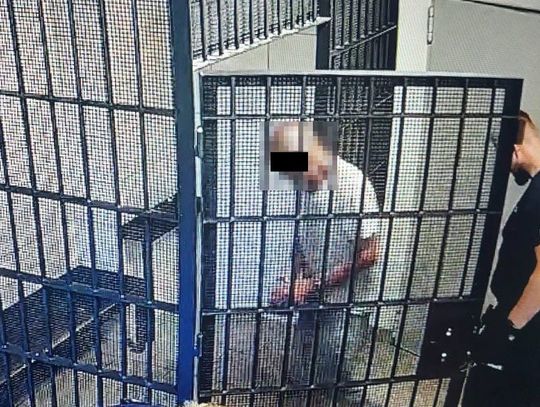 Ruszył na policjantów z maczetą, siekierą i nożem