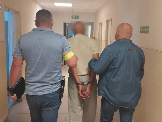 75-latek z gminy Komarów-Osada aresztowany na 3 miesiące po ataku maczetą i siekierą na policjantów oraz znęcaniu się nad żoną