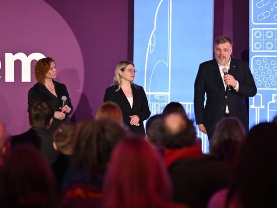 Adrian Zandberg w Zamościu: Koniec z politycznymi gierkami w PKP LHS i wygaszaniem szkół [ZDJĘCIA]