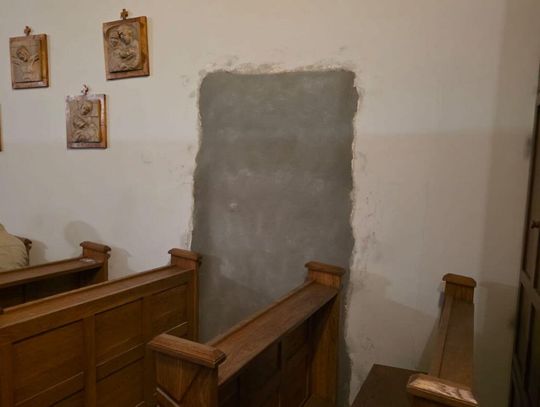 Afera w szpitalu. Były dyrektor: Nawet za komuny nie zamurowano drzwi do kaplicy! Wewnętrzne drzwi do szpitalnej kaplicy przy SP ZOZ w Tomaszowie Lubelskim zostały zamurowane w marcu.