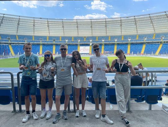 Agros Zamość kompletuje nowy skład sztafety „krótkiej” Ekipa Znicza Biłgoraj podczas Ogólnopolskiej Olimpiady Młodzieży w Chorzowie w 2023 r. Od lewej: Marcin Kusz, Karolina Guska, trener Mieczysław Jamroz, Marlena Tyszko, Karol Łaba i pozyskana niedawno przez Agros Zamość Oliwia Leleń.