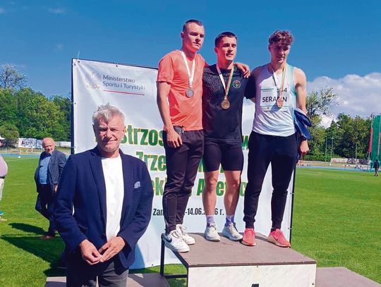 Trzy czołowe miejsca w biegu młodzieżowców U23 na dystansie 200 m zajęli: Marek Zakrzewski z AML Słupsk (czas 21.63), Adrian Lepionka z Agrosu Zamość (22.06) i Tomasz Serafin z UKS Tiki Taka Kolbuszowa (22.17).