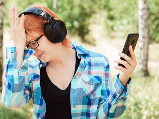 AI „rozebrało” nauczycielkę. "Czuję się skrzywdzona" Nauczycielka, której wizerunek został zmanipulowany, tak napisała o zdarzeniu: „Moje zdjęcie zostało przerobione (ROZEBRANE) za pomocą AI przez jakiegoś obleśnego typa, a następnie umieszczone w internecie.