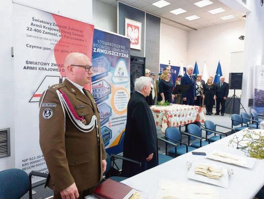 Część modlitewną poprowadził ks. por. Konrad Zalewski, kapelan 25. Batalionu Lekkiej Piechoty WOT w Zamościu, przy udziale ks. prof. Czesława Galka, kapelana Armii Krajowej.