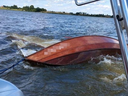 Policyjny wodniak z Nielisza wspólnie z bosmanem – ratownikiem zamojskiego WOPR uratowali małżeństwo, którego żaglówka przewróciła się na zalewie w Nieliszu.