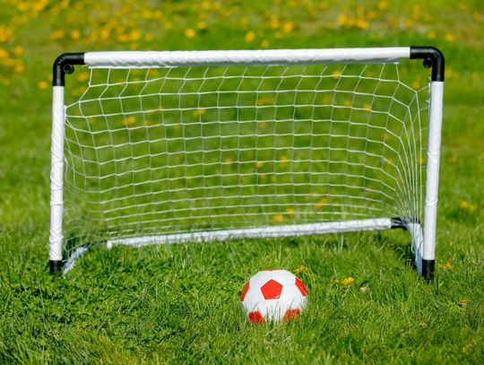 Aktywne popołudnie na własnym trawniku. Lekka bramka do piłki nożnej do małego ogrodu