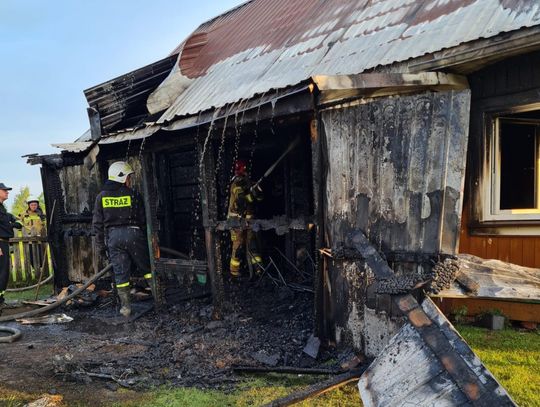 Aleksandrów: Dom w płomieniach. Pożar gasiło 18 strażaków