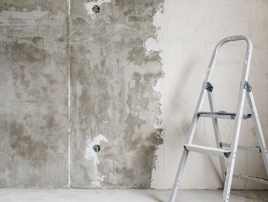 Aluminium to doskonały materiał na produkcję drabin. Oto ich właściwości!