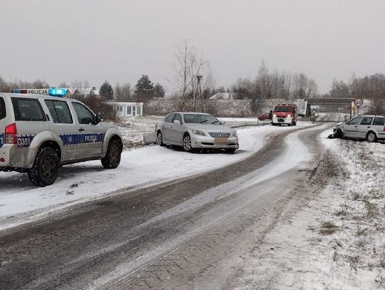 Tyszowce, ul. Wiejska. Z ustaleń policjantów wynika, że 31-letnia ob. Ukrainy kierująca lexusem nie dostosowała prędkości do warunków panujących na drodze.