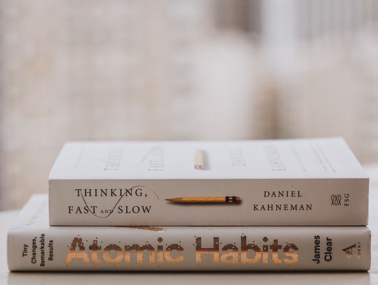 Atomowe nawyki - jak wprowadzić pozytywne zmiany do swojego życia i odnieść sukces?