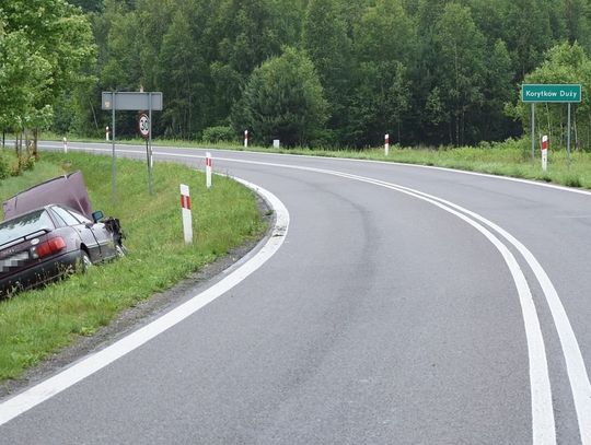 Audi wypadło z drogi. Dwie kobiety w szpitalu