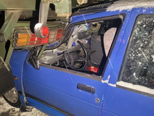 Lubelskie: Daewoo wbiło się w wojskowego Stara. 2 osoby ranne w wypadku