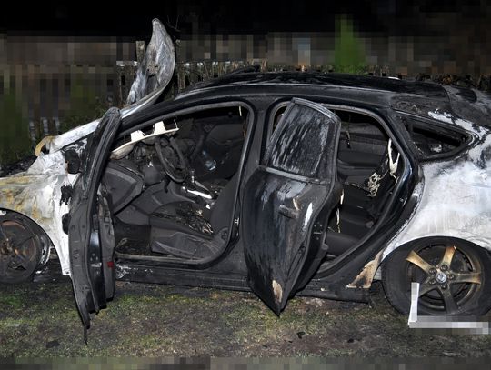 Z nagrań monitoringu wynika, że to prawdopodobnie 31-latek polał samochód substancją łatwopalną i podpalił go.