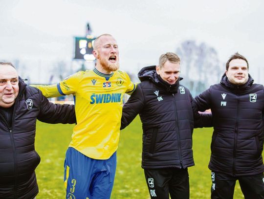 Avia Świdnik celebruje awans do ćwierćfinału Pucharu Polski Trener Damian Koszel i piłkarz Kamil Rozmus celebrowali wraz z Avią Świdnik awans do ćwierćfinału Pucharu Polski.