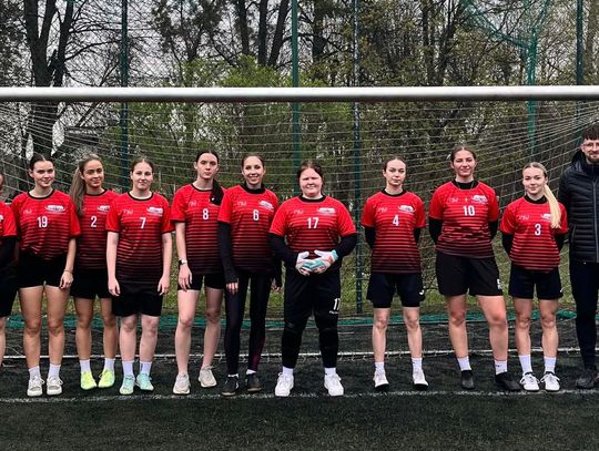 Reprezentacja dziewcząt z II LO w Tomaszowie Lubelskim zwyciężyła w zawodach rejonowych Szkolnego Związku Sportowego w piłce nożnej.