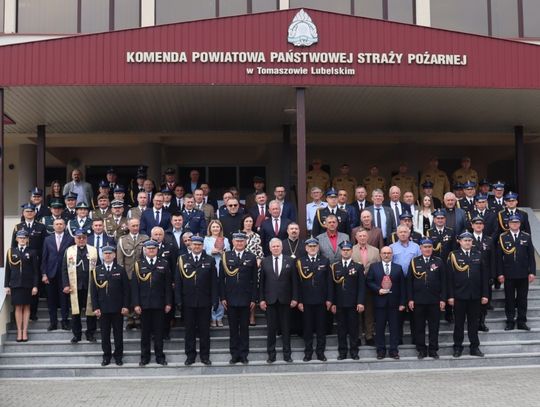 Uroczysta zbiórka z okazji Dnia Strażaka w KP PSP Tomaszów Lubelski.