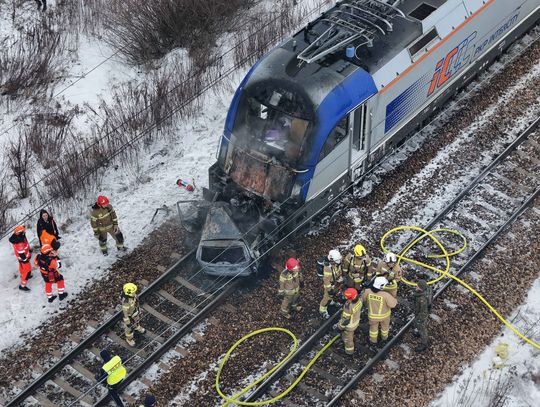 Do groźnego wypadku na przejeździe kolejowym w miejscowości Błonie (woj. mazowieckie) doszło w niedzielę 25 stycznia.