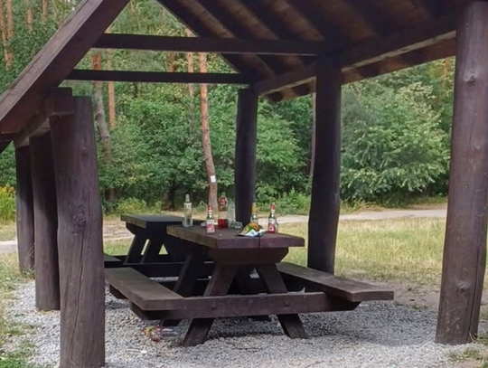 Balanga w lesie. Zostały po niej butelki i inne śmieci