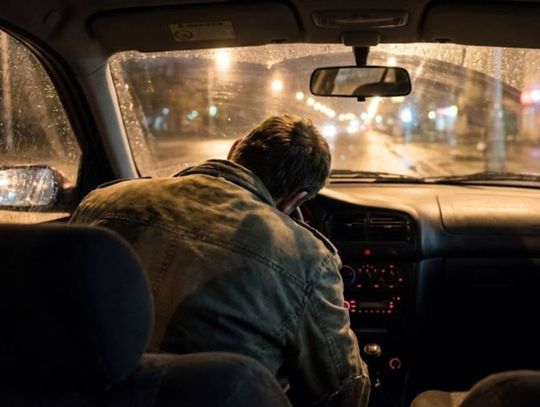 Bełkotał, nie mógł utrzymać równowagi, ale kierował autem. Żołnierze zepchnęli go z drogi 59-letni mieszkaniec powiatu zamojskiego miał blisko 2,5 promila alkoholu w organizmie.