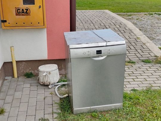 Elektrosprzęt miał trafić na recykling, a dochód z tego miał być dla OSP Bełżec II. Ktoś zabrał go spod remizy.