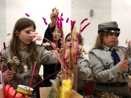 Przed Niedzielą Palmową w Bełżcu dzieci i młodzież uczyły się wicia tradycyjnych palm.