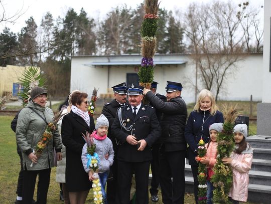Do Powiatowego Konkursu na Najpiękniejszą Palmę zgłoszono 20 palm zrobionych przez koła gospodyń oraz dzieci i młodzież z powiatu tomaszowskiego.