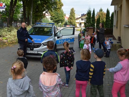 Bezpieczna droga do szkoły - policjanci edukują dzieci