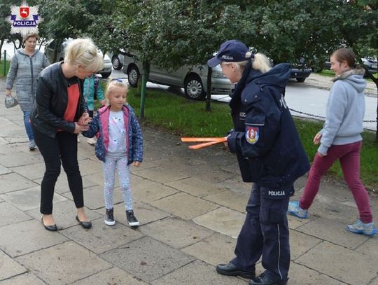 Bezpieczne dzieciaki w Biłgoraju. Policjanci rozdali im odblaski (ZDJĘCIA)