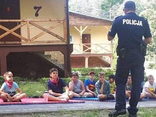 Bezpieczne wakacje w Krasnobrodzie z policjantami