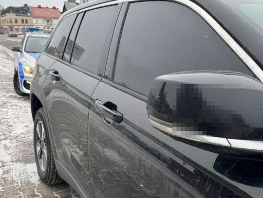 Przesadził z „tuningiem”. Kierowca Jeepa stracił dowód, bo za bardzo przyciemnił szyby
