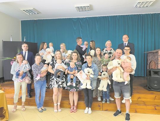Młodzi rodzice z gminy Sitno otrzymali wyprawki w postaci bonu podarunkowego, listu gratulacyjnego oraz maskotki.