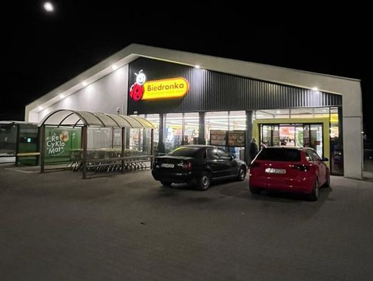 Całodobowy sklep sieci Biedronka w Istebnej.