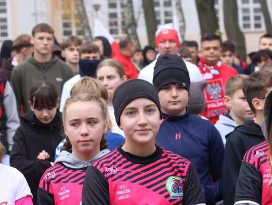7 listopada prawie 250 uczniów szkół podstawowych i ponadpodstawowych z powiatu tomaszowskiego stanęło na starcie Biegu Niepodległości.