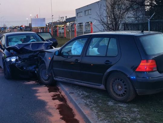 Z nieustalonych na chwilę obecną przyczyn kierowca Seata w Biłgoraju na ul. Tarnogrodzkiej zjechał na przeciwległy pas ruchu i doprowadził do czołowego zderzenia z Volkswagenem. Kierujący zostali przetransportowani do szpitali.