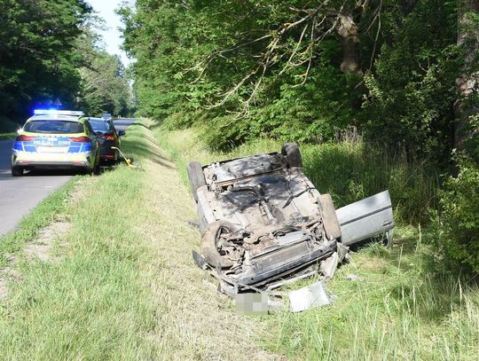 Wewnątrz zmiażdżonej kabiny Skody znajdował się ranny mężczyzna, który nie był w stanie opuścić wraku o własnych siłach