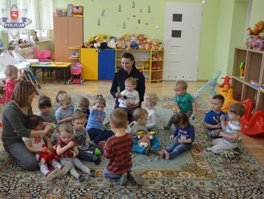 Biłgoraj: Odblaskowe misie dla maluchów od policjantów